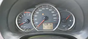 Verkaufe zuverlässige Toyota yaris mit wenigen Kilometer! Bild 5