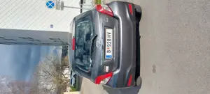 Verkaufe zuverlässige Toyota yaris mit wenigen Kilometer! Bild 8
