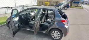 Verkaufe zuverlässige Toyota yaris mit wenigen Kilometer! Bild 3