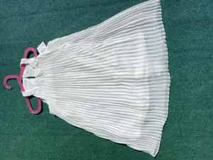 Kleid weiß mit Falten und Masche - Größe 134 (92-140) Mädchen Bild 4