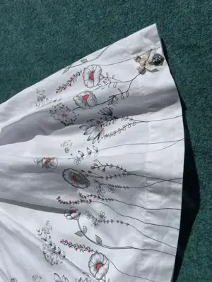 Kleid weiß mit Blumen - mit Gürtel in Silber - Größe 140 Mädchen Bild 3