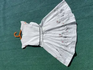 Kleid weiß mit Blumen - mit Gürtel in Silber - Größe 140 Mädchen Bild 2