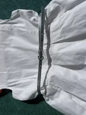 Kleid weiß mit Blumen - mit Gürtel in Silber - Größe 140 Mädchen Bild 4