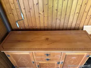Rustikaler Holzschrank Bild 2
