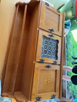 Rustikaler Holzschrank Bild 4