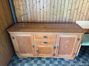 Rustikaler Holzschrank Bild 3