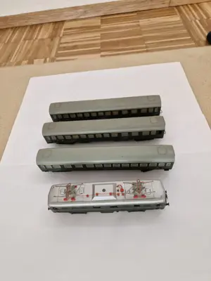 ÖBB 1010 Elektrische Schnellzuglokomotive + 3 Waggons Bild 2