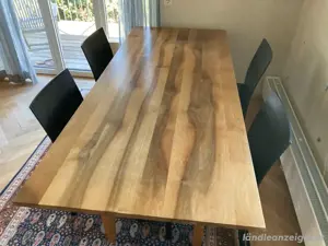 Vollholztisch Nussholz und Stühle Bild 2