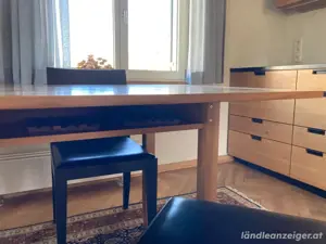 Vollholztisch Nussholz und Stühle Bild 3
