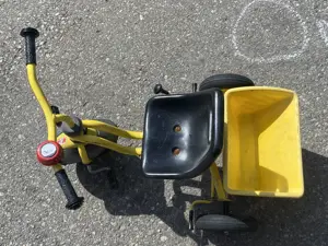 Gelbes Dreirad mit Lade- und Abkippfunktion Bild 3