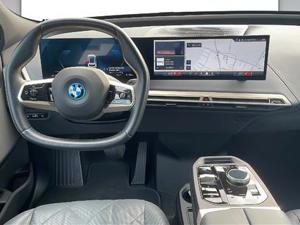 BMW iX xDrive40 Sportpaket // Anhängerkupplung // Head-Up // HK HiFi Bild 7