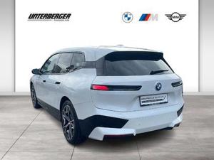 BMW iX xDrive40 Sportpaket // Anhängerkupplung // Head-Up // HK HiFi Bild 4