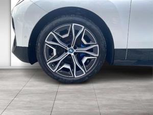 BMW iX xDrive40 Sportpaket // Anhängerkupplung // Head-Up // HK HiFi Bild 6
