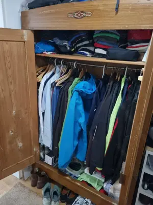 Garderoben- Kleiderschrank aus Echtholz, antik, Kleiderstange und Fach Bild 3