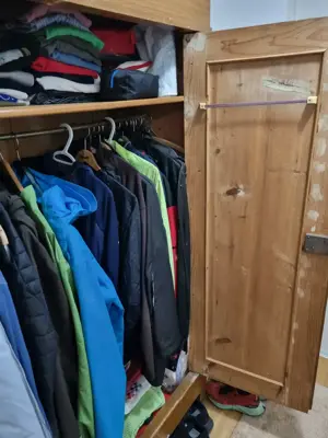Garderoben- Kleiderschrank aus Echtholz, antik, Kleiderstange und Fach Bild 2