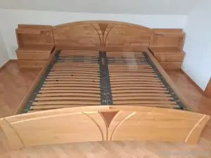 Doppelbett in Buchefarben aus Vollholz 