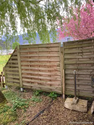 Sichtschutzwand mit Pfosten und bodenhülse
