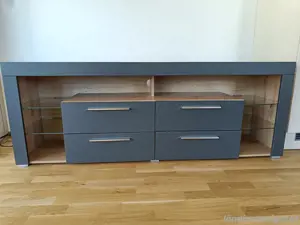 TV-Kommode mit LED-Beleuchtung (B 180 cm x T 45 cm x H 67 cm) zu verkaufen