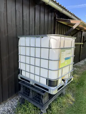 IBC Container 1000 Liter Inhalt auf Palette, gebraucht