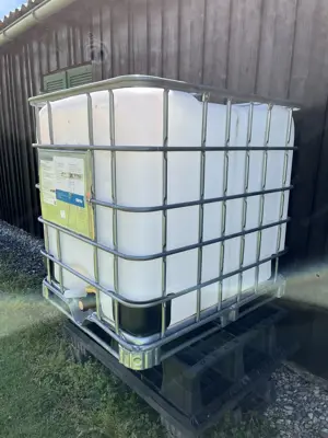 IBC Container 1000 Liter Inhalt auf Palette, gebraucht Bild 3