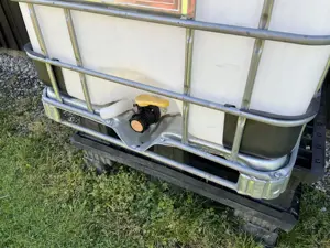 IBC Container 1000 Liter Inhalt auf Palette, gebraucht Bild 2