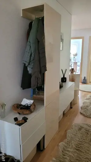 Garderobe mit cremefarbener Hochglanzfront