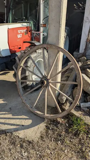 2x alte Wagenräder Bild 2