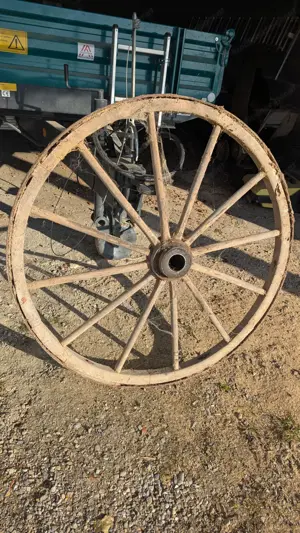 2x alte Wagenräder