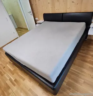 Schlafzimmer Bett, aus Leder  Sauber, komplett gereinigt.  2 Matratze dabei:  Bild 3