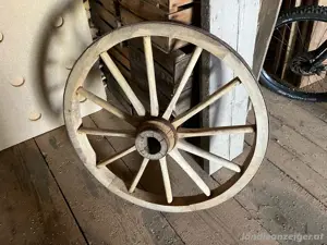 Alte Wagenräder zu vergeben