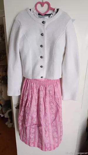Dirndl mit Bluse und Strickjacke Bild 2