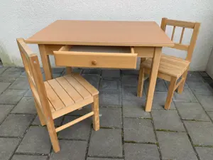 Kindertisch und Stühle aus Holz Bild 2