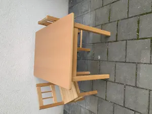 Kindertisch und Stühle aus Holz Bild 3