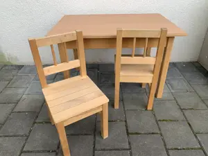 Kindertisch und Stühle aus Holz Bild 4