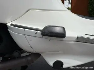 Weiße Vespa Primavera 50  Bild 5