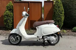 Weiße Vespa Primavera 50  Bild 2