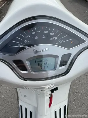 Weiße Vespa Primavera 50  Bild 3