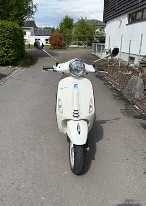 Weiße Vespa Primavera 50 