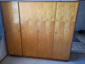 Kleiderschrank 4türig zu verschenken