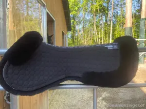 Mattes Lammfellsattelpad Springen L schwarz Bild 3