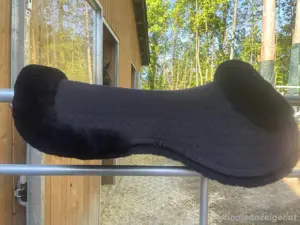 Mattes Lammfellsattelpad Springen L schwarz Bild 2