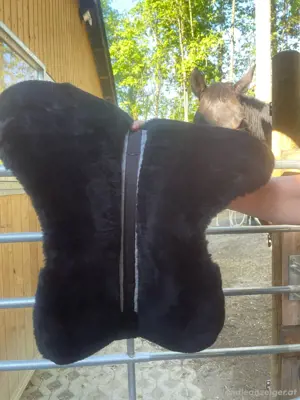 Mattes Lammfellsattelpad Springen L schwarz Bild 5