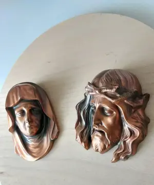 Heiligen Skulpturen. Holzplatte