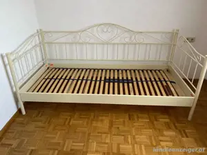 Bett mit Lattenrost