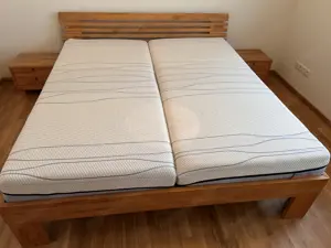 Doppelbett Massivholz mit zwei Nachtkästchen