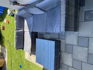 Gartenlounge mit Tisch