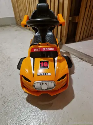 Rutschauto mit Schiebstange