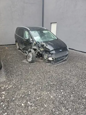 Beschädigtes Ford Galaxy 2016 Kombi 209PS Bild 6