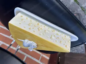 Käseglocke gelb mit kleiner Maus