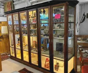 Alte Schulvitrine um 1920